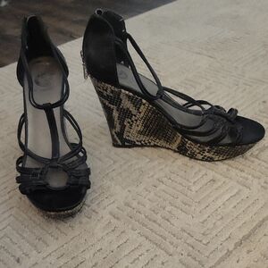 Chic Black Wedge Sandals with Snake Print